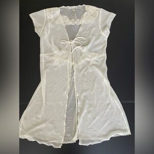 Gorgeous Sexy  Victoria’s Secret White Beaded Lace Short Sleeve Robe Size M/L